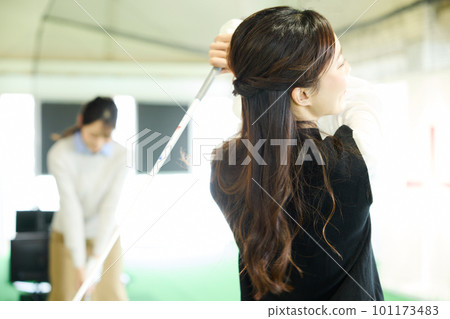 woman practicing golf 101173483