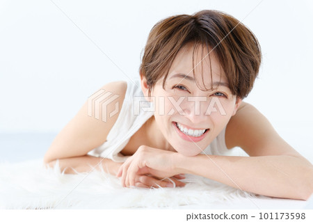 躺在白色地板上的女人 101173598