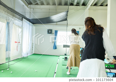 打高爾夫球的女人 101173604