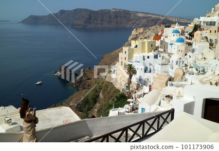 A row of white houses built on the volcanic rocks of a precipitous cliff A row of white houses built on the volcanic rocks of a precipitous cliff 101173906
