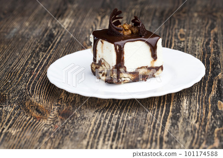 Creamy cheesecake with chocolate and cookies 101174588