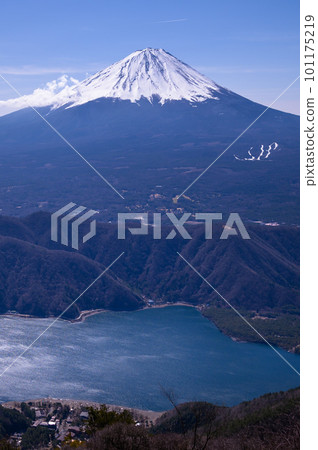 (Yamanashi Prefecture) Saiko and Mt. Fuji seen from Mt. Yukigashira 101175219