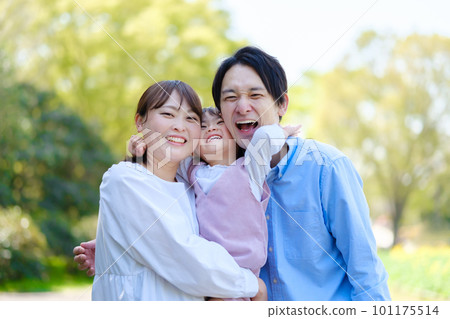 父母和孩子在公園玩耍的肖像 父母和孩子在公園玩耍的肖像 101175514