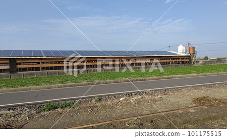 台灣沿海村莊，在村民使用的涼亭屋頂安裝太陽能電池板，增加綠色能源收入 101175515