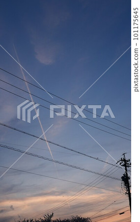 The contrails at dusk are cherry-colored The contrails at dusk are cherry-colored 101175645