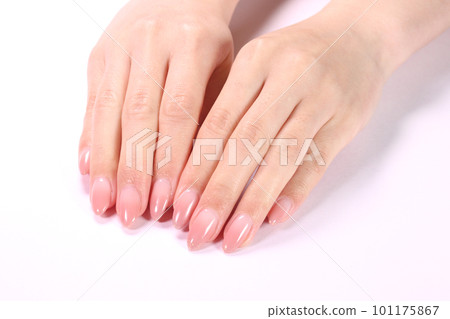 Hand of nailed women 101175867