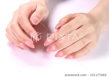 Hand of nailed women 101175868