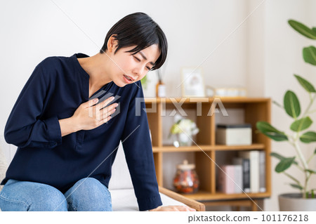 Young woman with chest pain Young woman with chest pain 101176218