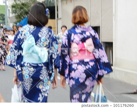 A girl in a yukata heading to the fireworks display (blur) 101176260