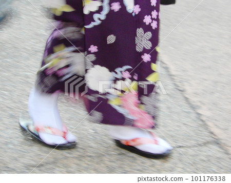 一個穿著和服走在人行道上的女人 一個穿著和服走在人行道上的女人 101176338