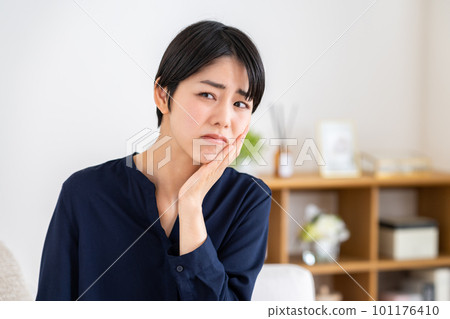 Young woman with a toothache Young woman with a toothache 101176410