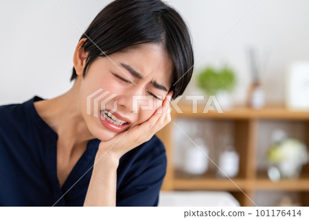 Young woman with a toothache 101176414