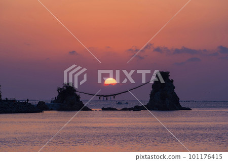 A large shimenawa rope and the first sunrise of a new year that connects the Meoto-iwa Rocks of Bungo Futamigaura in Saiki City, Oita Prefecture A large shimenawa rope and the first sunrise of a new year that connects the Meoto-iwa Rocks of Bungo Futamigaura in Saiki City, Oita Prefecture 101176415
