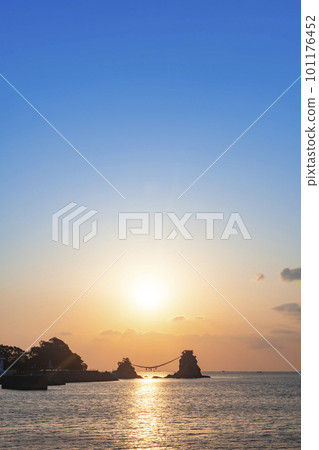 連接大分縣西伯市豐後二見浦夫婦岩的大石繩和新年第一縷日出 101176452