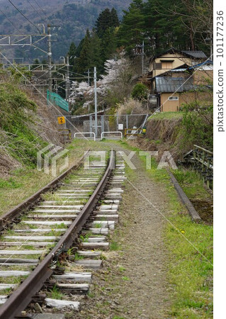 山梨縣大月市 JR 中央本線初狩站周邊的廢棄鐵軌 101177236