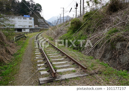 山梨縣大月市 JR 中央本線初狩站周邊的廢棄鐵軌 山梨縣大月市 JR 中央本線初狩站周邊的廢棄鐵軌 101177237