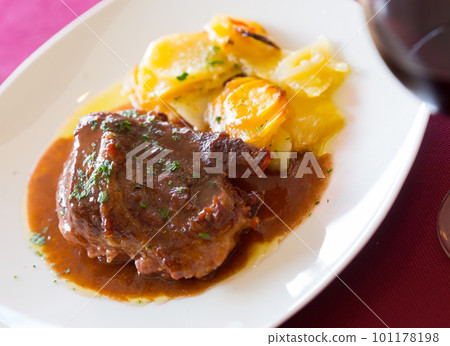 Pork cheeks in dark chocolate 101178198