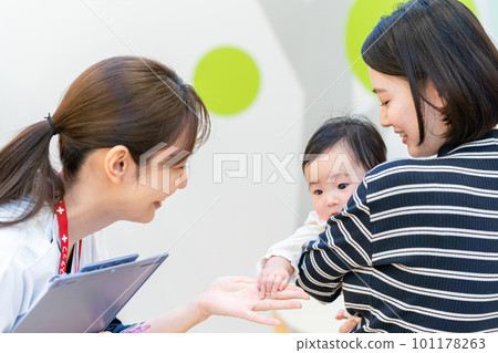 在醫院工作的年輕護士和嬰兒 101178263