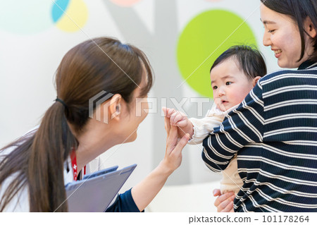 在醫院工作的年輕護士和嬰兒 101178264
