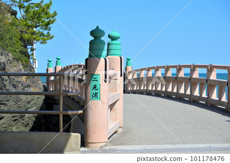《三重縣》晴天的伊勢市二見浦禦曾木橋 《三重縣》晴天的伊勢市二見浦禦曾木橋 101178476