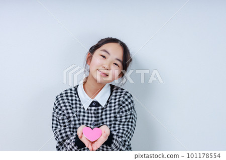 女孩伸出一顆粉紅色的心 女孩伸出一顆粉紅色的心 101178554