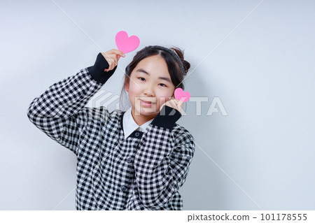 拿著兩顆心微笑的女孩 101178555