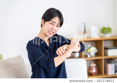 手臂發癢的年輕女子 101178653