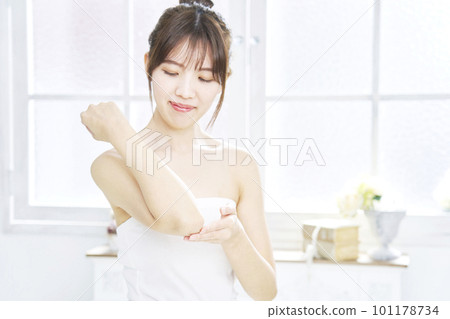 一位女士在客廳做手肘皮膚護理 101178734