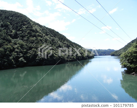 美麗清新的綠色山脈和水壩湖 美麗清新的綠色山脈和水壩湖 101179785