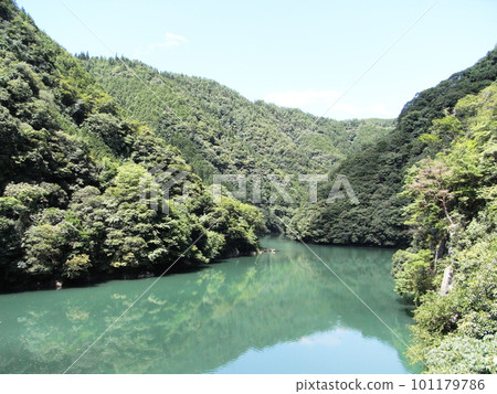 陽光明媚的清新綠山壩湖 101179786