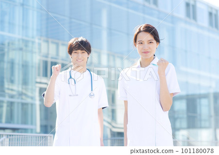 穿白大衣的年輕男女 101180078