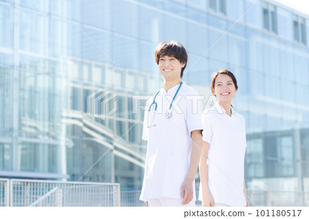 男人和女人穿著白大褂 101180517