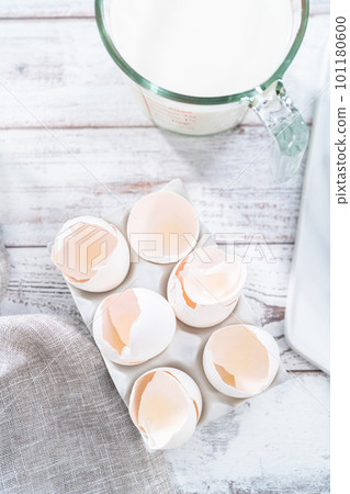 Empty egg shells from organic white eggs in ceramic egg crates. Empty egg shells from organic white eggs in ceramic egg crates. 101180600