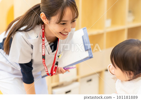 在醫院工作的年輕護士和嬰兒 101181889