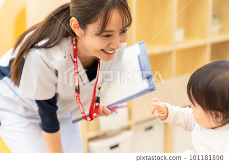 在醫院工作的年輕護士和嬰兒 101181890