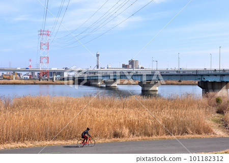 沿著荒川奔跑的自行車 沿著荒川奔跑的自行車 101182312