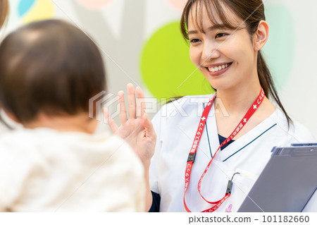在醫院工作的年輕護士和嬰兒 101182660