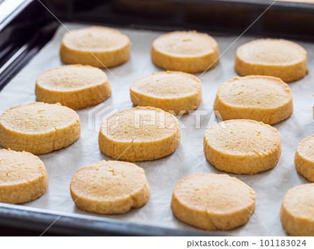 Freshly baked cookies on a baking sheet Freshly baked cookies on a baking sheet 101183024
