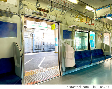 empty train and platform 101183284