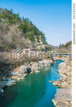 The Sai River where the water level has dropped and the megaliths have appeared, and the Sanseiji Ohashi Bridge in the distance [Ikusaka Village, Higashi-Chikuma-gun] 101183350