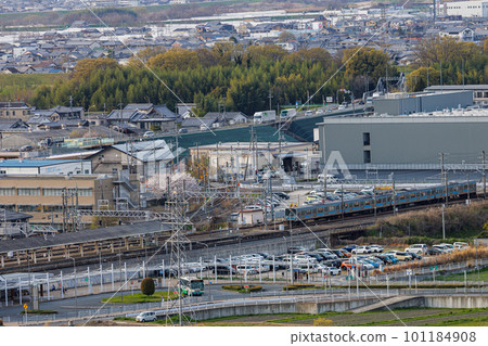 A train on the Nara Line that crosses the iron bridge over the Kizu River and runs toward JR Kizu Station (12) at Kyoto Kizu "Shiroyamadai" 101184908