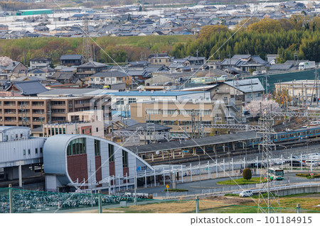 穿越木津川前往 JR 木津站的奈良線火車 ⑯ 在京都府木津的“城山台” 101184915