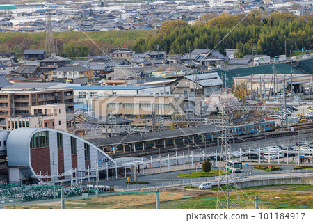穿越木津川前往 JR 木津站的奈良線火車 ⑰ 在京都府木津的“城山台” 101184917