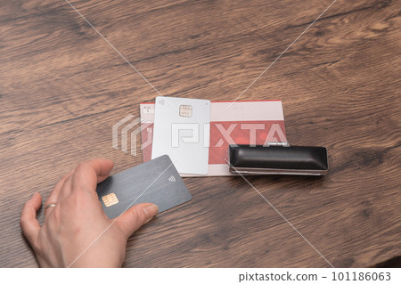 [Housewife preparing bankbook, card and seal] 101186063
