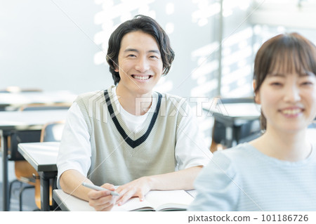 大學課堂學習的青年男女畫像 大學課堂學習的青年男女畫像 101186726