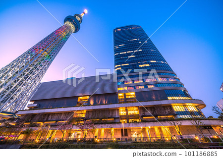 日本的東京城市景觀照明的東京晴空塔等。 101186885