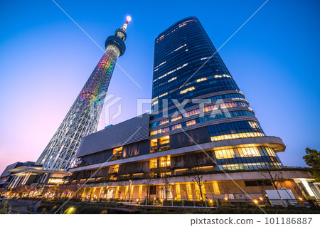日本的東京城市景觀照明的東京晴空塔等。 101186887