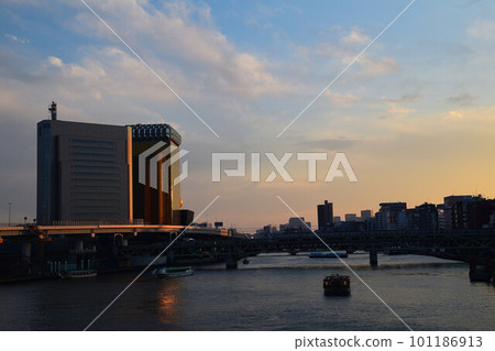 被夕陽染紅的隅田川 被夕陽染紅的隅田川 101186913