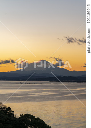 [Kanagawa Prefecture] Mt. Fuji at dusk with clouds 101186943