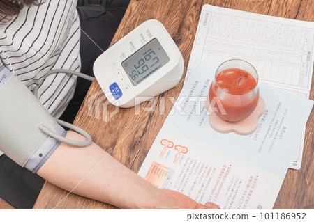 [家庭主婦測血壓偏高] 101186952